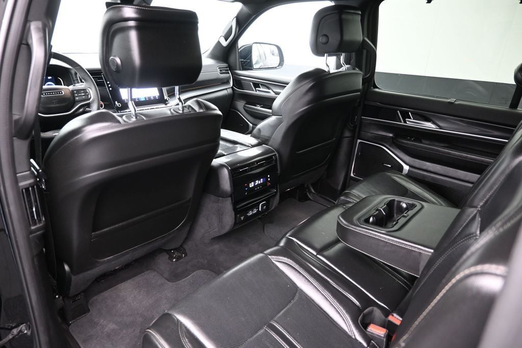 2023 Jeep Wagoneer Base