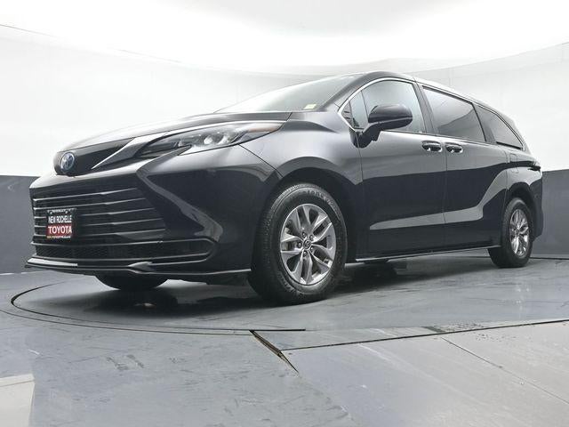 2025 Toyota Sienna LE 8 Passenger