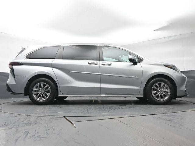 2023 Toyota Sienna XLE 8 Passenger