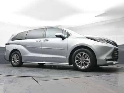 2023 Toyota Sienna XLE 8 Passenger